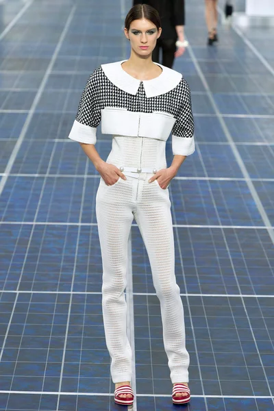 Look 15